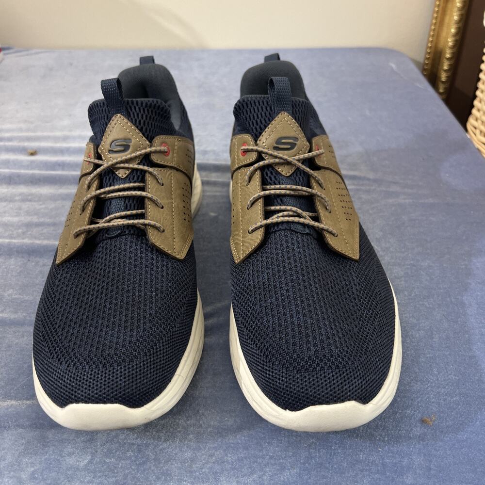 Skechers Men’s Size 10.5 Navy Tan Lace Up Sneakers